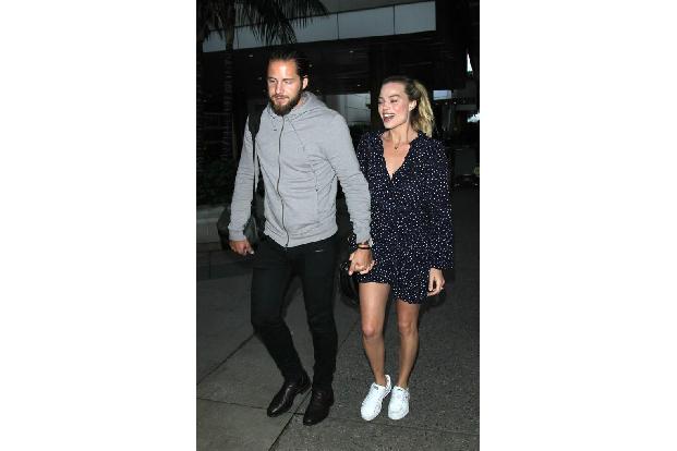 ...fröhlicher erschien dagegen dieses Pärchen - kein Wunder, Margot Robbie und Tom Ackerley haben gerade erst geheiratet! Ob...
