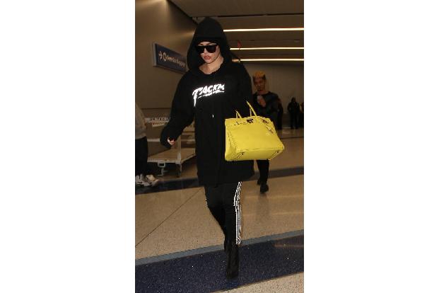 ...wollte auf jeden Fall Khloé Kardashian. In ihrem Hoodie schien sie sich ein wenig vor den Paparazzi verstecken zu wollen....