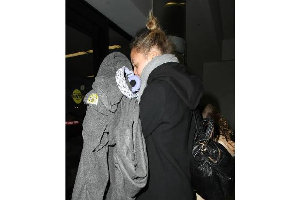 ...trifft sie im schicken Aspen auf Nicole Richie? Die Designerin schien mit ihrem Mantel für einen Skitrip gerüstet zu sein...