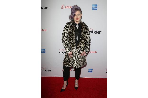 ...echtes Punkgirl kommt ohne das wilde Muster aus - auch Kelly Osbourne nicht. Sie wählte zum knielangen Mantel sexy spitze...