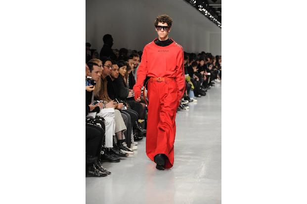 Laut Designer John Lawrence Sullivan dürfen Männer in Zukunft häufiger mehr Farbe tragen - sei es ein sattes Rot... Laut Designer John Lawrence Sullivan dürfen Männer in Zukunft häufiger mehr Farbe tragen - sei es ein sattes Rot...