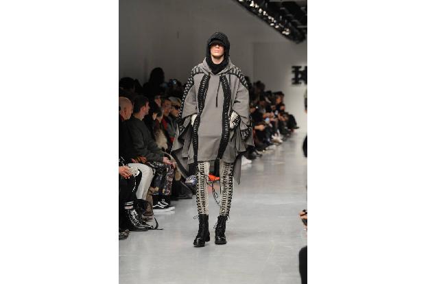 ...wenig dezenter sieht das Label KTZ die Männermode von morgen - auch wenn das Model hier dank Doppelhoddie nicht viel sieh...