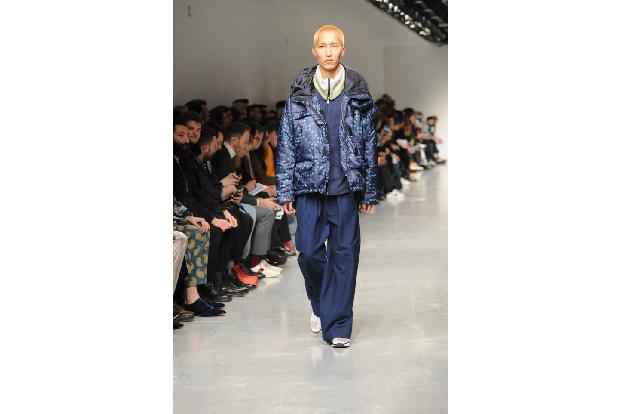 ...man dagegen mal blau machen, sollte man einen Laden von Casley Hayford besuchen. Die Neonfrisur gibt's auch beim Friseur ...