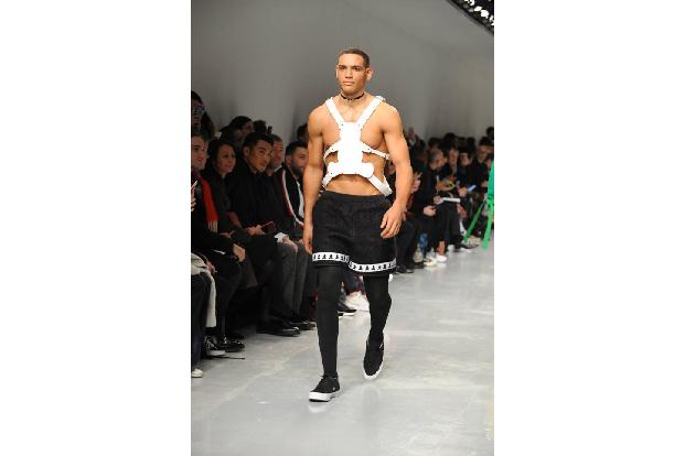 ...hinschauen würde man sicherlich auch, wenn einem dieser Herr in freier Wildbahn begegnen würde. Oder wollte Bobby Abley s...