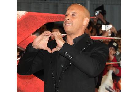 Vin Diesel hatte ein Herz für die zahlreichen Fans, die bei der Premiere von 'xXx 3: Die Rückkehr des Xander Cage' in London... Vin Diesel hatte ein Herz für die zahlreichen Fans, die bei der Premiere von 'xXx 3: Die Rückkehr des Xander Cage' in London...