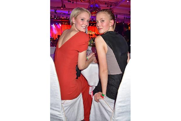 Die eine ist 'Germany's next Topmodel'-Gewinnerin, die andere könnte es auch sein: Kim Hnizdo und Nina Hnizdo. Doch ging es ... Die eine ist 'Germany's next Topmodel'-Gewinnerin, die andere könnte es auch sein: Kim Hnizdo und Nina Hnizdo. Doch ging es ...