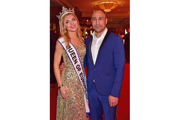 ...Beauty verirrte sich ins Hotel Maritim: Tatjana Genrich, nur echt mit Schärpe und Krönchen. Der neben ihr stehende Arthur...