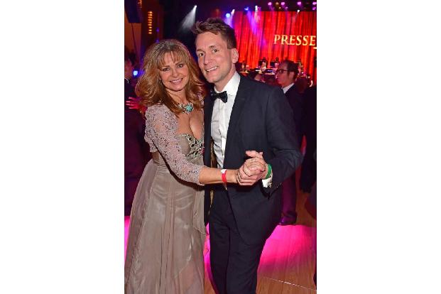...die Schauspieler Maren Gilzer und Tibor Wolf. Zahlreiche Promis hatten sich am Samstag schick gemacht, um im Berliner Hot...