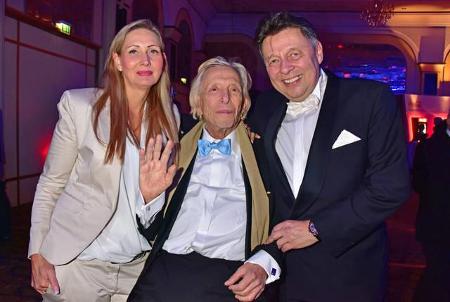 ...auch Anja und Alexander Schäffer, die sich den Playboy Rolf Eden griffen, um mal so richtig Party zu machen. Er muss ja w...