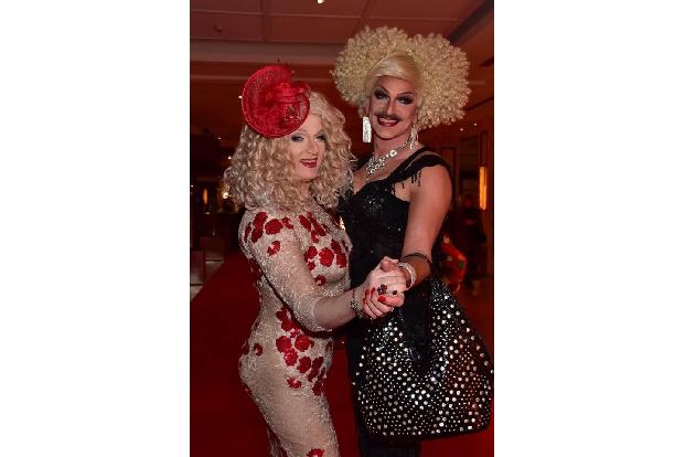 ....hatten die beiden überall im Hotel Maritim Spaß: Sheila Wolf und Gloria Viagra. Und die zwei können es auch sicher verkr...