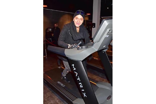 ...scheint besonders auf Schwitzen auf dem Laufband zu stehen: It-Boy Julian F.M. Stoeckel könnte dank Turban und XXL-Schal ...