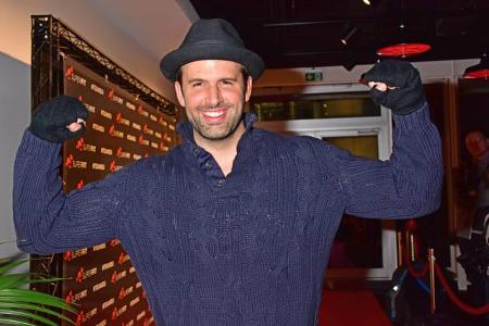 ...auch Sänger Jay Khan regelmäßig an seinen Bizeps arbeitet, wollte er wohl mit dieser Pose beweisen. Konnte man aber leide...
