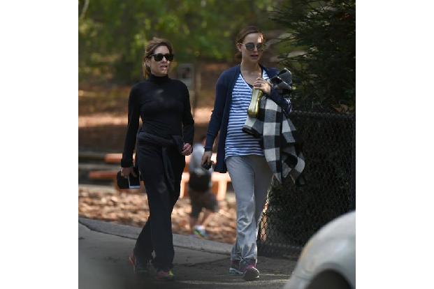 ...gerne nachgehen. Ob hochschwanger oder nicht - Natalie Portman schwört auf ausgediegene Wandertouren mit Freunden, um sic...