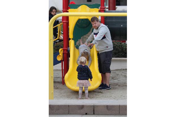 ...Nachwuchs mal den lustigen Moderator gibt. Seine Kids Max und Carey waren sichtlich entertaint, als sie die Action einer ...
