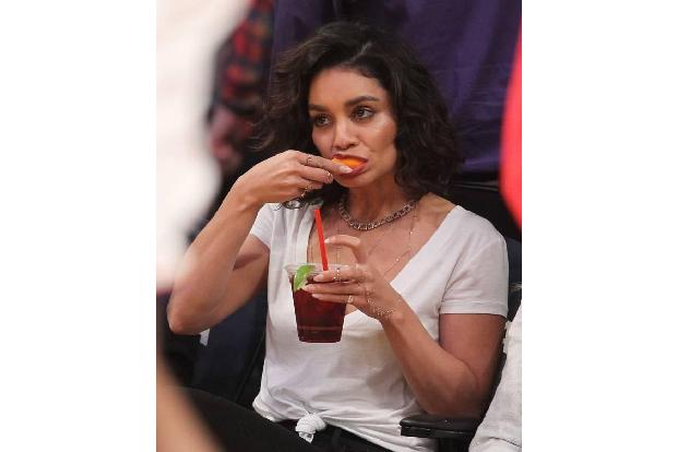 ...Vanessa Hudgens in einer anderen Form an ihrem Body arbeitete. Beim Spiel der Los Angeles Lakers gegen die Detroit Piston...