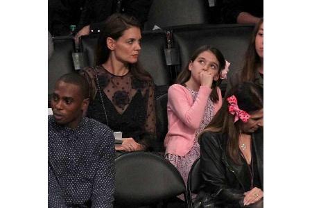 ...nutzte das Basketballspiel, um mit der Tochter ein wenig Zeit zu verbringen, auch wenn Katie Holmes und Tochter Suri eher...