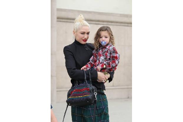 ...die Laune von Gwen Stefani und Sohnemann Apollo Rossdale schon etwas besser, als sie am Sonntag in Hollywood schick gesty...