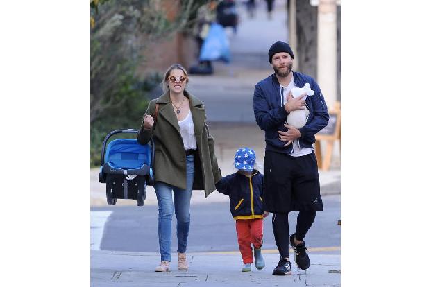 ...hatte es der Nachwuchs von Teresa Palmer und Mark Webber schon etwas besser. Die ganze Familie ging einfach ins Café. Auc...