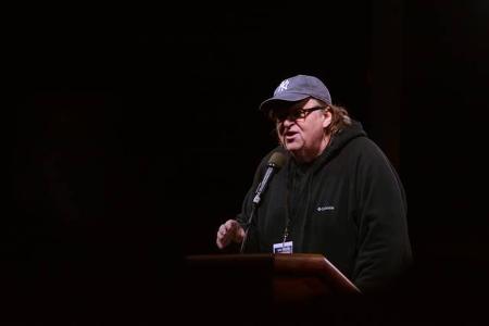 ...Michael Moore, der sogar vor Wochen einen Fünf-Punkte-Plan gegen den künftigen Präsidenten ausarbeitete. Punkt Vier hat e...
