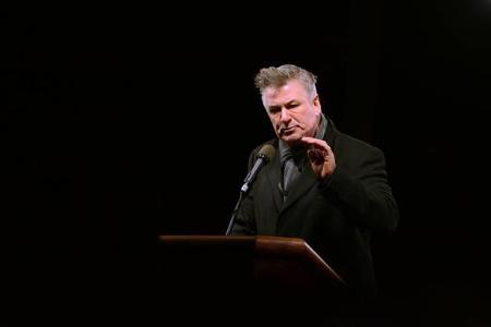 ...hat Michael Moore viele. Alec Baldwin, der in der Show 'Saturday Night Live' gerne Trump auf die Kappe nimmt, motivierte:...