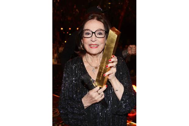 ...wie Sängerin Nana Mouskouri, die uns mit Hits wie 'Guten Morgen, Sonnenschein' oder 'Weiße Rosen aus Athen' beglückte. Si...
