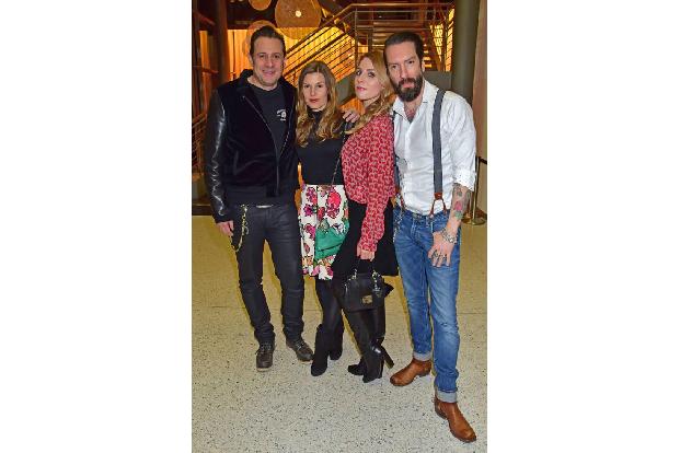 ...wie die entzückenden Damen, welche die Jungs von The BossHoss mitbrachten. An Sascha Vollmers (r.) Seite war seine Freund...