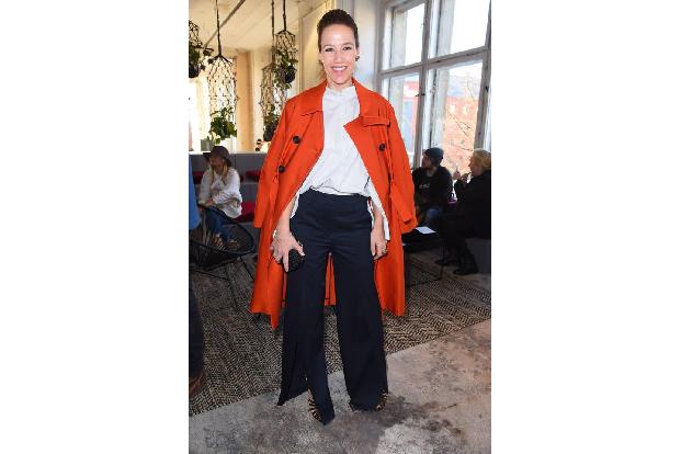 Welch ein hübsches Rotkäppchen! Schauspielerin Alexandra Neldel ist ein gern gesehener Gast bei der Mercedes Benz Fashion We... Welch ein hübsches Rotkäppchen! Schauspielerin Alexandra Neldel ist ein gern gesehener Gast bei der Mercedes Benz Fashion We...