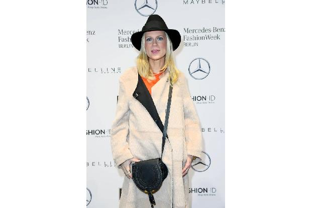 ...Tamara Gräfin von Nayhauß erschien nicht nur gut behütet zur Fashion Show, sie schmückte ebenfalls ein wärmender Mantel. ...