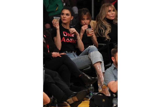 ...zum Modehaus Dior erkennt man derweil an Kendall Jenners Oberteil, das sie mit Jeans und Heels anlässlich eines Basketbal...