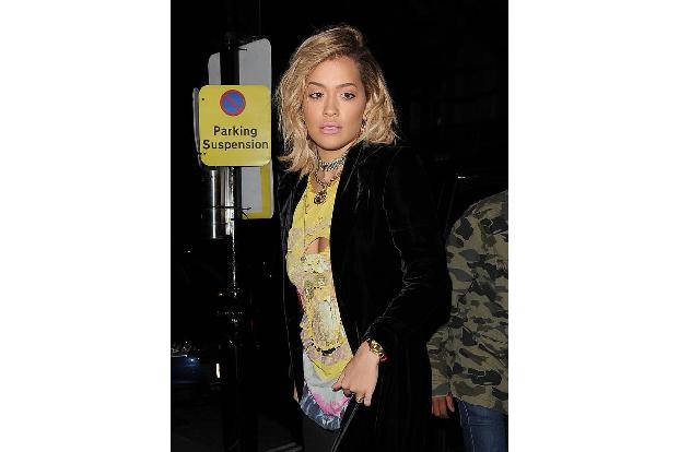 ...bei der modeliebenden Sängerin Rita Ora gibt es zwar keinen Spruch, mit dem sie die Paparazzi begeistern will, aber eine ...