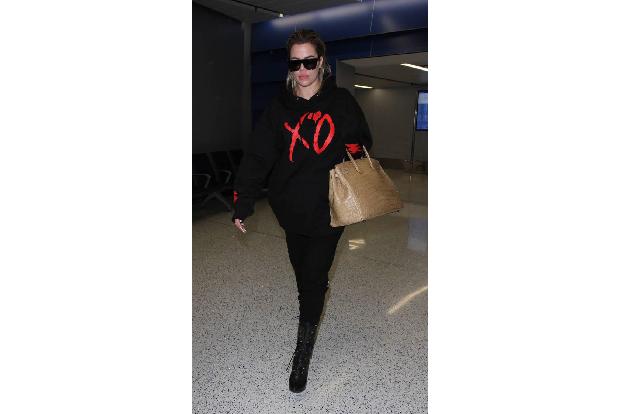 ...Khloé Kardashian auch, auf einen Sweater mit Print, was an kalten Tagen eine sehr stylishe Lösung sein kann. Wer sich jet...