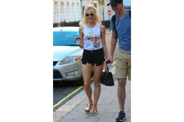 ...zum Shopping bemüht, kann schon mal an den Sommer denken. Pixie Lott und Co. werden da bestimmt ihre Print-Shirts nicht i...