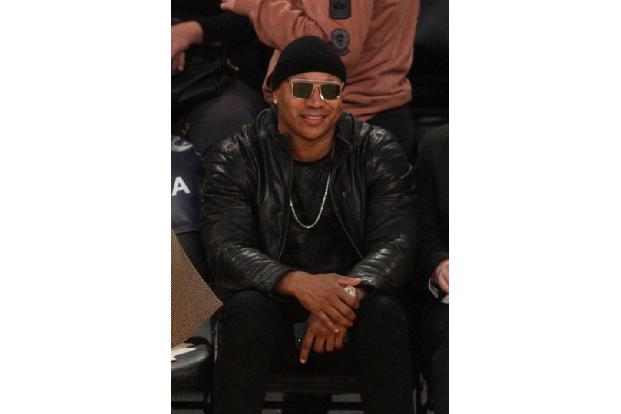 ...sitzen ganz cool in der ersten Reihe und verfolgen das Spiel der L.A. Lakers lieber hinter ihrer Sonnenbrille - wie Rappe...