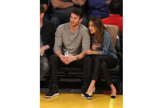 ...auch geturtelt und geschmust werden kann bei so einem Spiel. Aktrice Jamie Chung kuschelte sich an ihren Ehemann Bryan Gr...