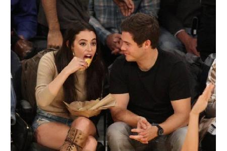 ...kann es aber auch zugehen bei einem Spiel der Lakers. Die Begleitung von Komiker Adam Devine ließ es sich schmecken. Auch
