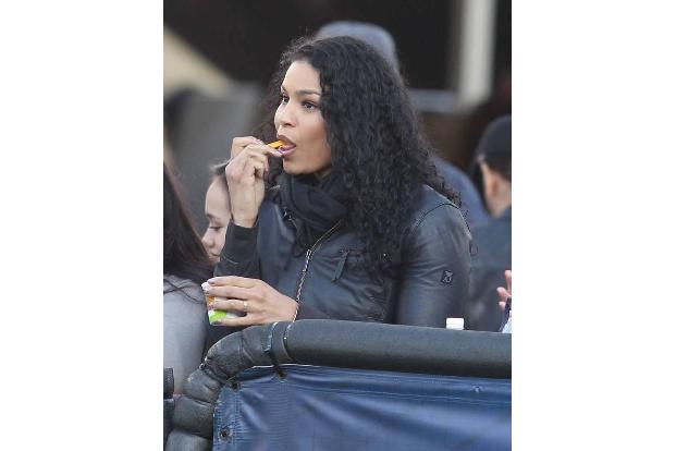 ...Sängerin Jordin Sparks freute sich bei einem Basketballspiel über die große Auswahl an Snacks. Manchmal...