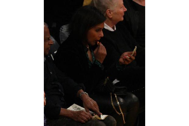 ...Comedienne Mindy Kalling wollte lieber sichergehen, dass ihr Make-up gut sitzt. Ist bei so einem Sportevent natürlich auc...