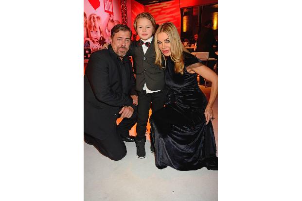 ...ging es bei Xenia auch ziemlich rund. Sven Martinek wurde 2003 zu ihrem Ehemann, 2005 kam der gemeinsame Sohn Philias auf...