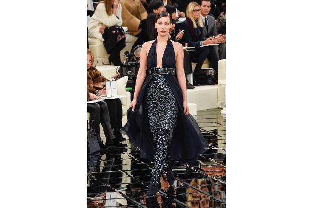 ...war ihre Schwester Bella Hadid gefragter denn je. Karl Lagerfeld lud sie wieder für seine Chanel-Show ein, wo Gigi auf de...