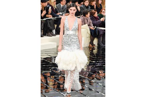 ...Kendall Jenner war vor Ort und durfte wie immer bei einer großen Schau über den Runway. Ob in Paris, Mailand oder New Yor...
