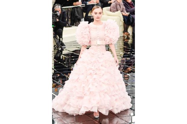 ...Lily-Rose Depp hatte ihren großen Auftritt bei Chanel, als sie die Haute-Couture-Show des Kultlabels beendete. Alle wicht...