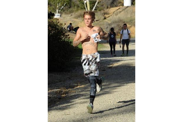 Ein Justin Bieber möchte natürlich zeigen, was er hat - das gilt für seine Muskeln genauso wie für seine Tattoos. Am liebste... Ein Justin Bieber möchte natürlich zeigen, was er hat - das gilt für seine Muskeln genauso wie für seine Tattoos. Am liebste...