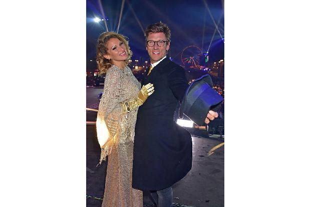 Ein Nacktpärchen mal ganz angezogen: Janni Hönscheid und Peer Kusmagk führten durch den Silvesterabend am Brandenburger Tor.... Ein Nacktpärchen mal ganz angezogen: Janni Hönscheid und Peer Kusmagk führten durch den Silvesterabend am Brandenburger Tor....