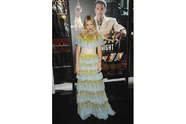 ...besonderer Hingucker bildete sicherlich auch dieses Kleid bei der Premiere von 'Live By Night' in Los Angeles. Was bei ma...