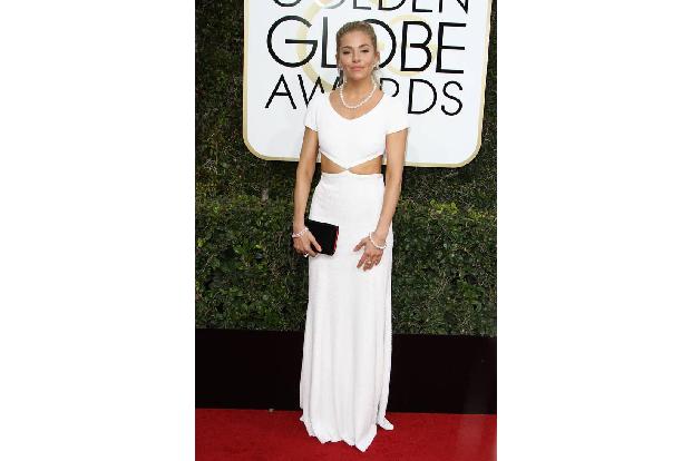 ...schlicht in Weiß erschien die Exfreundin von Jude Law bei den Golden Globes. Doch durch die raffinierten Cut-Outs verwand...