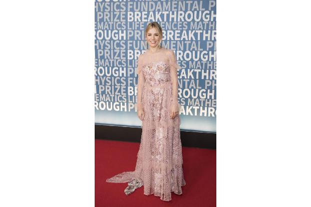 ...und zu kann die Bohèmian-Queen dann tatsächlich auch mal wie eine Prinzessin wirken, wie hier in dieser rosafarbenen Robe...