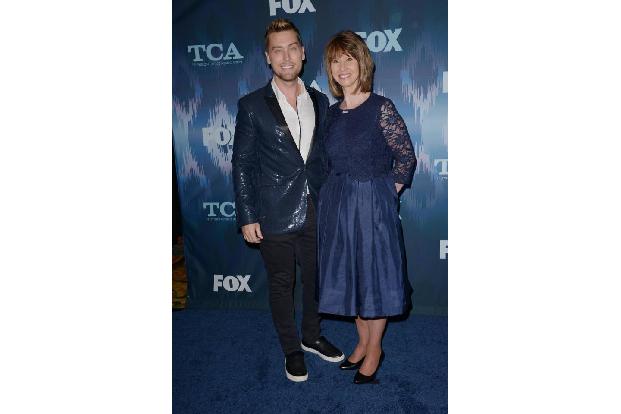 ...durfte in der Show 'Kitchen Rules' bereits den Kochlöffel schwingen: Lance Bass brachte seine Mama Diane mit. Sie...