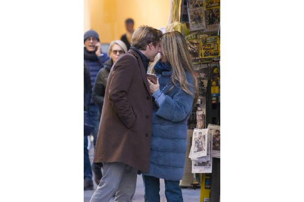 ...herum zu knutschen? Bei so viel Liebe kann man glatt neidisch werden! Oder Nico will seine Liebste einfach vom Smartphone...