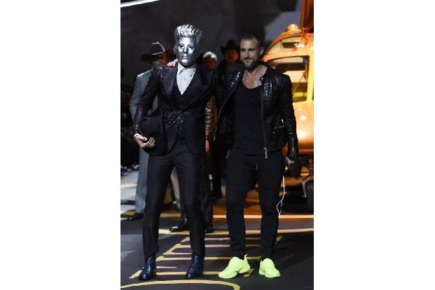 So sieht eine deutsch-italienische Fusion also aus! Designer Philipp Plein ist seit Frühling 2016 Mehrheitseigner der Marke ... So sieht eine deutsch-italienische Fusion also aus! Designer Philipp Plein ist seit Frühling 2016 Mehrheitseigner der Marke ...