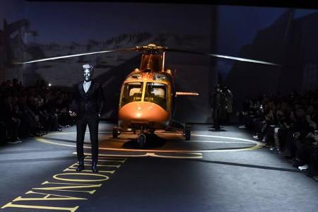 ...er das machen will? Erstens steht ein Helikopter auf dem Runway, der das passende Setting für die opulente Männermode Phi...